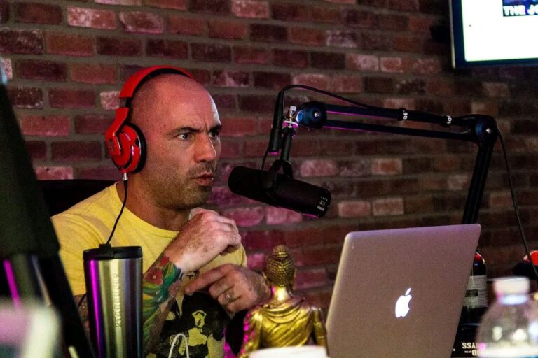 Joe Rogan alerte la division poids lourds de l&rsquo;UFC sur l&rsquo;arrivée d&rsquo;une star de la WWE !